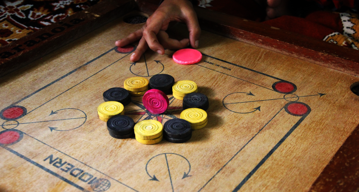 What are the most important benefits of playing the game of carrom through online systems?